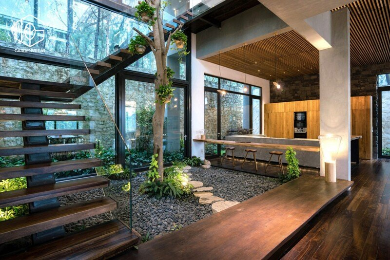 thiết kế nhà có sân vườn ở giữa